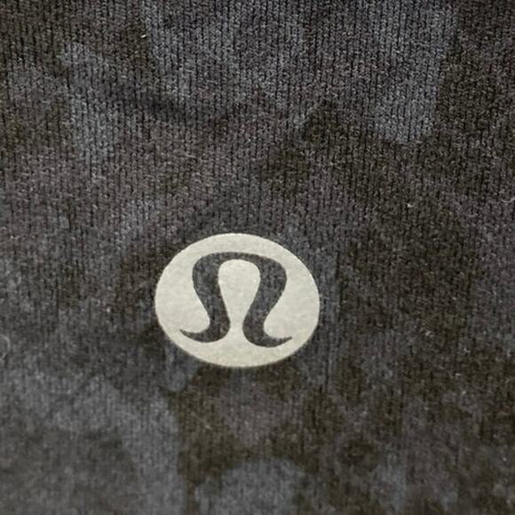 Lululemon Women's Black Camo Short Sleeve T Shirt Tee Athletic Crop Top Size 6 - Picture 3 of 3